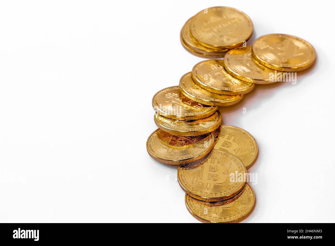 Alcuni Bitcoins che hanno un colore oro sono attualmente popolari e hanno un valore crescente rispetto al dollaro US. Per pagamenti, finanziamenti, investimenti e Foto Stock