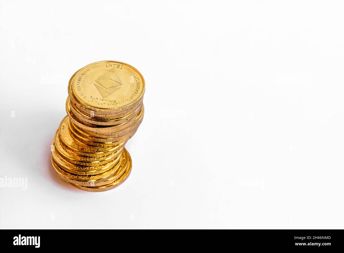 Un mucchio di monete Ethereum che hanno un colore oro che è attualmente popolare e ha un valore crescente rispetto al dollaro statunitense. Per il pagamento, il finanziamento, Foto Stock