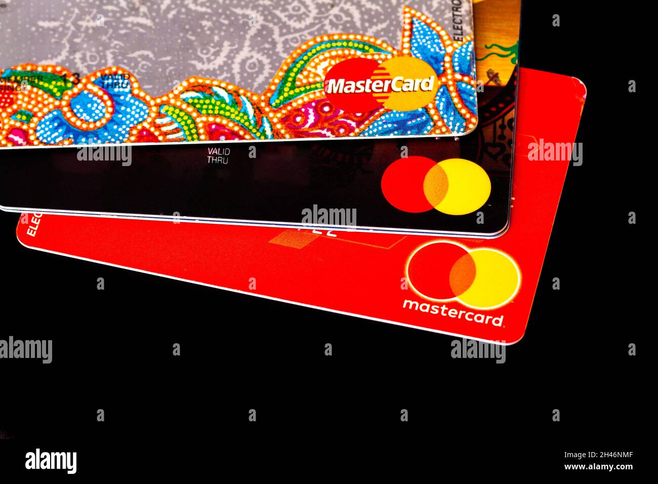 Alcune carte con il logo Mastercard come mezzo di pagamento sono molto diffuse nel mondo. YOGYAKARTA, INDONESIA - 26 OTTOBRE 2021. Foto Stock