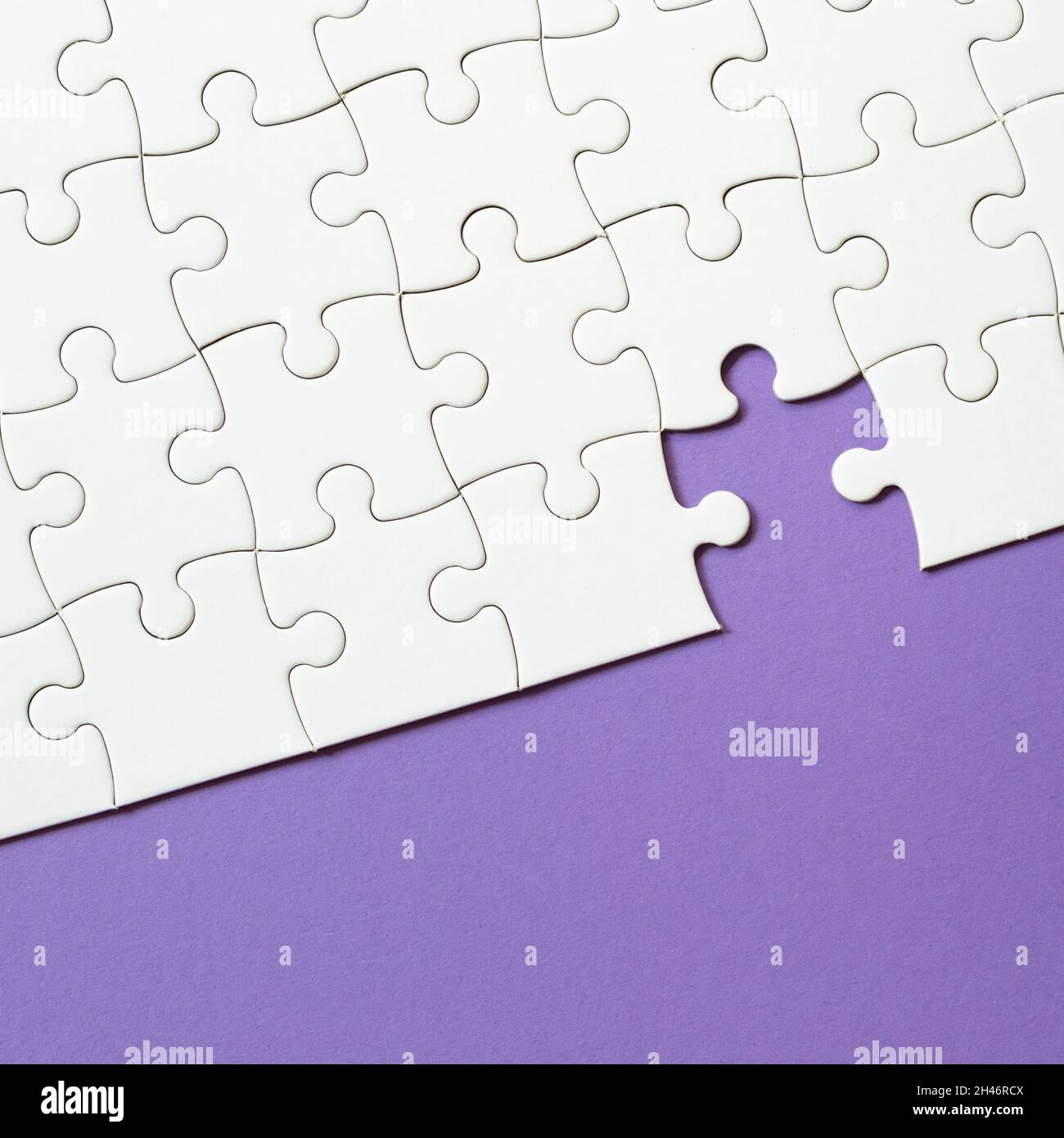 Set di pezzi di puzzle bianchi e ultimo pezzo Foto Stock