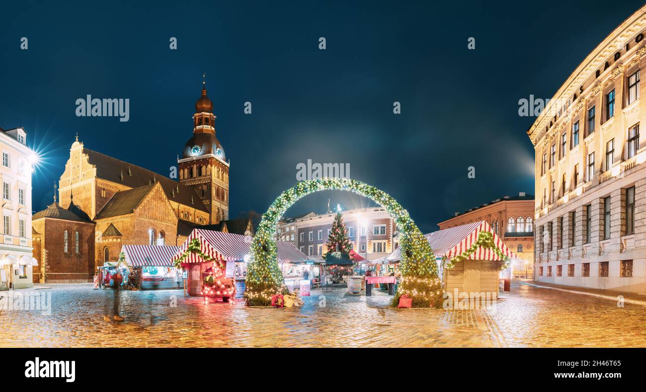 Riga, Lettonia. Mercato di Natale sulla Piazza del Duomo con la Cattedrale del Duomo di riga Foto Stock