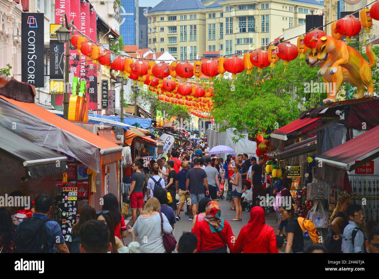 SINGAPORE. CHINA TOWN È UN LUOGO MOLTO POPOLARE A SINGAPORE. Foto Stock