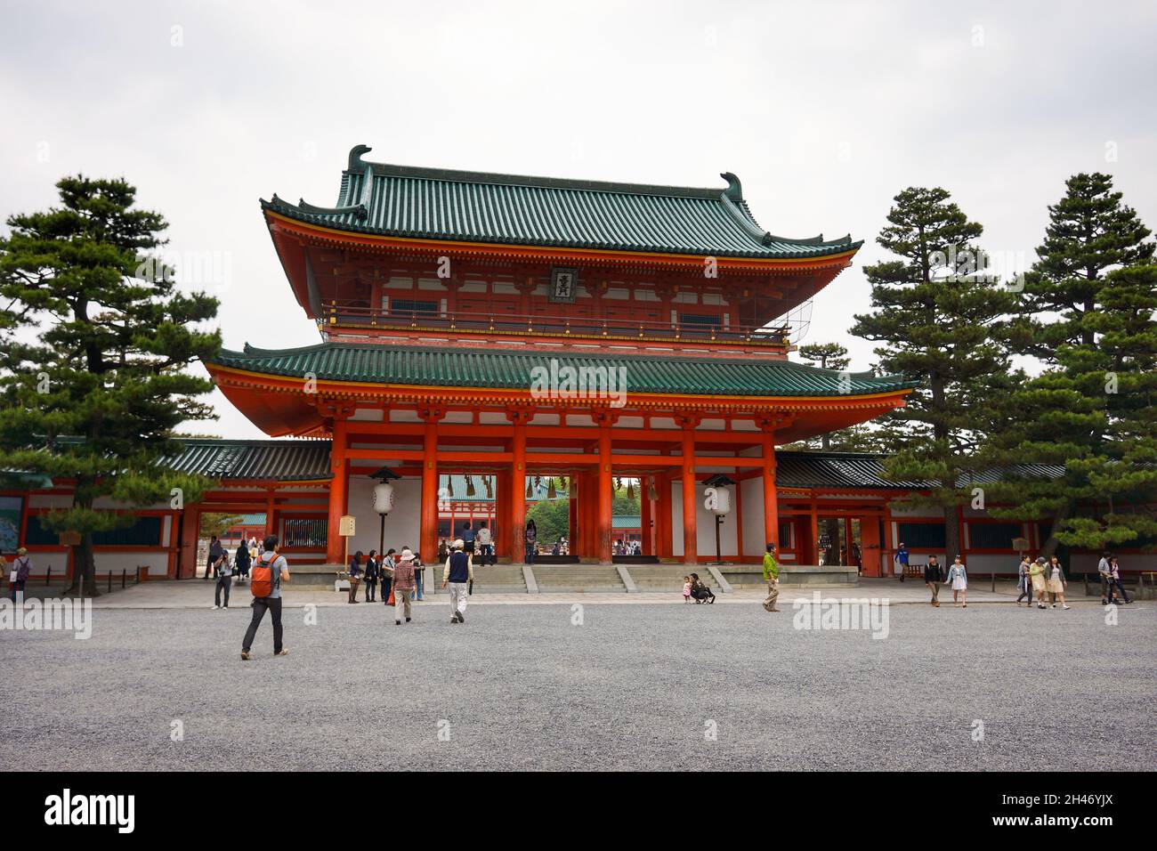 Turista al cancello principale del Santuario di Heian o Oten-mon con grande lanterna bianca giapponese decorativa e sfondo cielo nuvoloso. Foto Stock