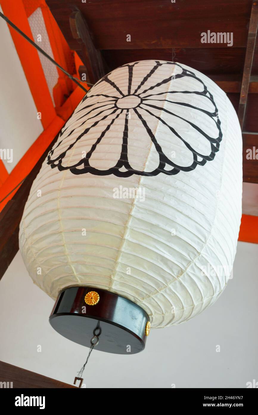 Primo piano di una grande lanterna bianca giapponese con sigillo di fiori di crisantemo alla porta principale del Santuario di Heian. Il sigillo imperiale del Giappone. Nessuna gente. Foto Stock