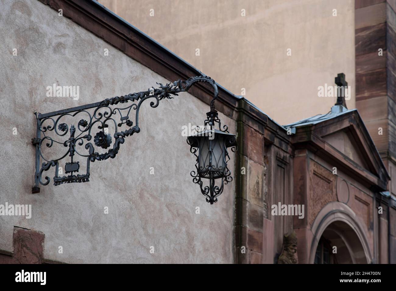Vecchia lampada da strada in ferro battuto con fiori e arabeschi Foto Stock