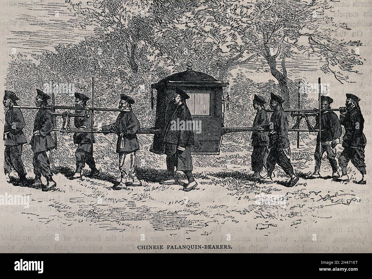 Portacolori in Cina che trasportano una sedia berlina sospesa tra i pali. Incisione in legno. Foto Stock