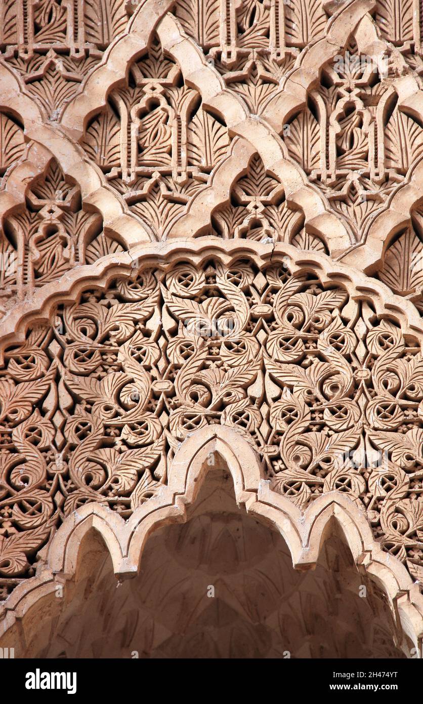 Antico arco in pietra con ornamenti floreali intagliati, Marrakech, Marocco Foto Stock