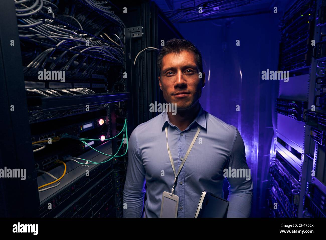 Amministratore di sistema tranquillo tra i server di rete Foto Stock