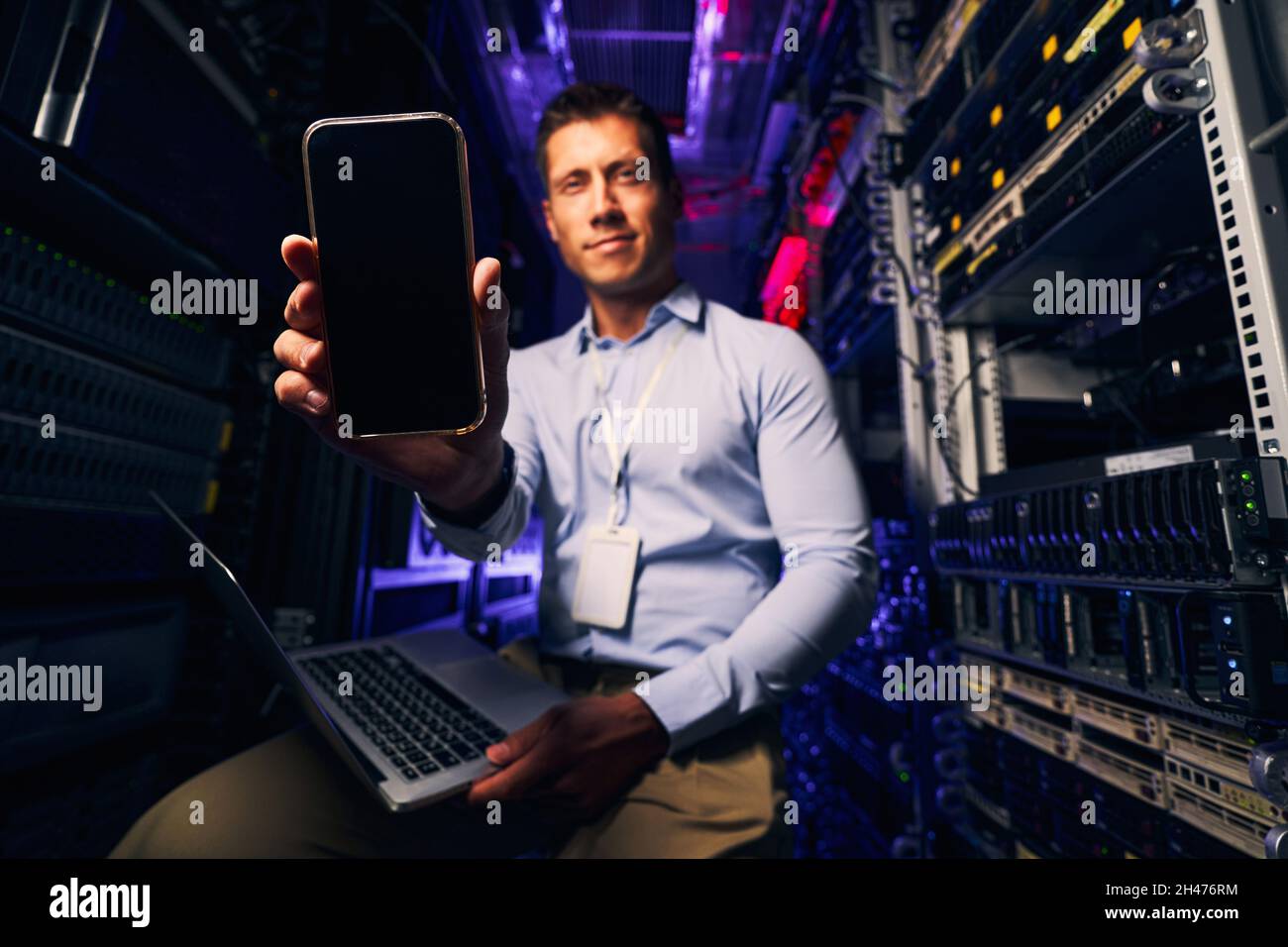 Posa professionale PER la fotocamera nella sala server Foto Stock