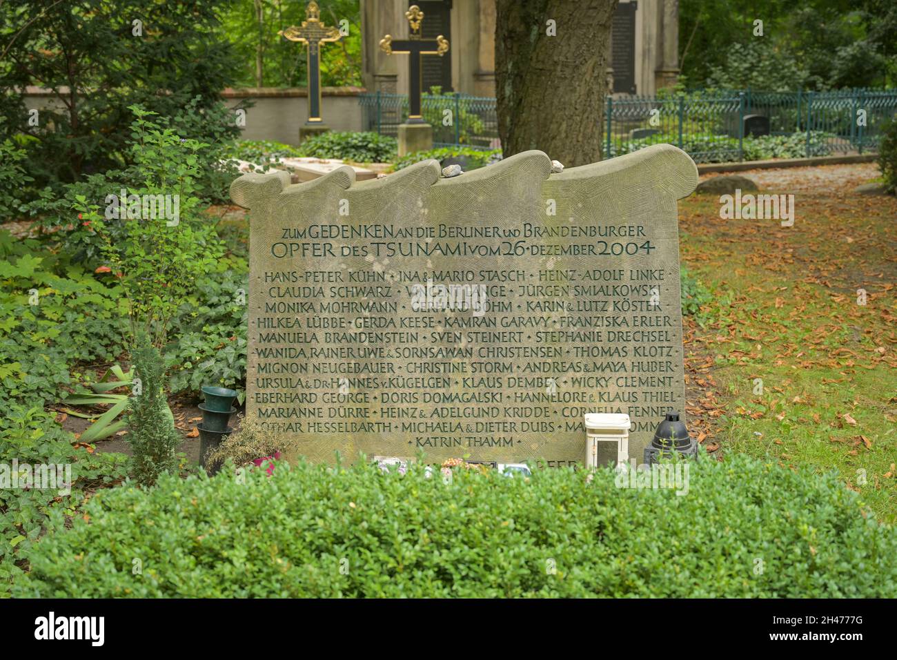 Gedenkstein an die Opfer des Tsunami, Friedhof an der Dorfkirche, Alt-Tempelhof, Tempelhof, Berlino, Germania Foto Stock
