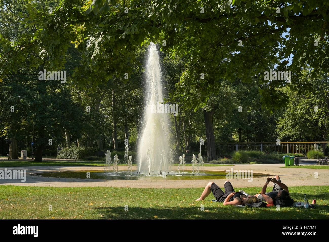 Springbrunnen im Rosengarten, Treptower Park, Treptow-Köpenick, Berlino, Deutschland Foto Stock