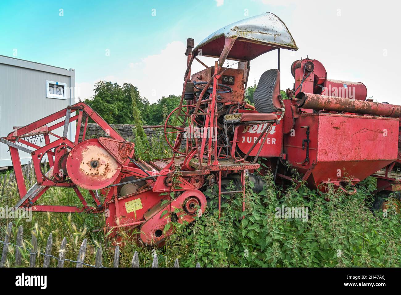 Ausstellung historische Landmaschinen, Mähdrescher Fella Jupiter, Wasserschloss Wülmersen, Hessen, Deutschland Foto Stock