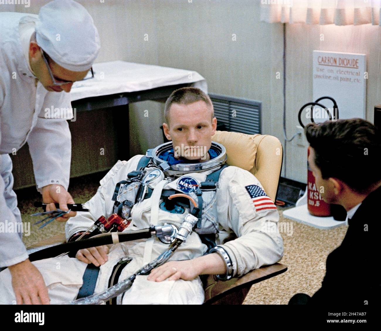 Gemini 8 l'astronauta Neil Armstrong è aiutato dal tecnico del Suit Jim Garrepy, durante i preparativi per l'odierna Missione Gemini 8 (jrs) 1966-03-16 Foto Stock