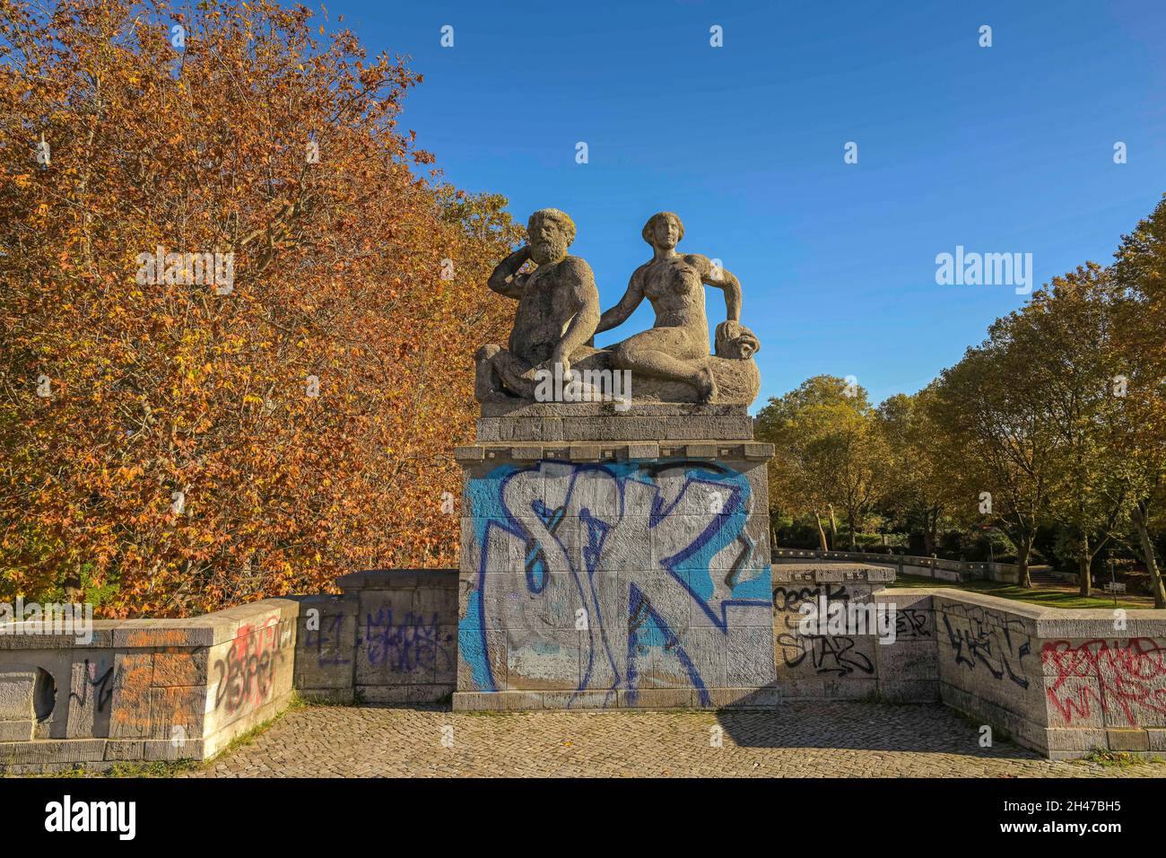 Herbst, Steinfiguren, Carl-Zuckmayer-Brücke, Rudolph-Wilde-Park, Schöneberg, Tempelhof-Schöneberg, Berlino, Germania Foto Stock