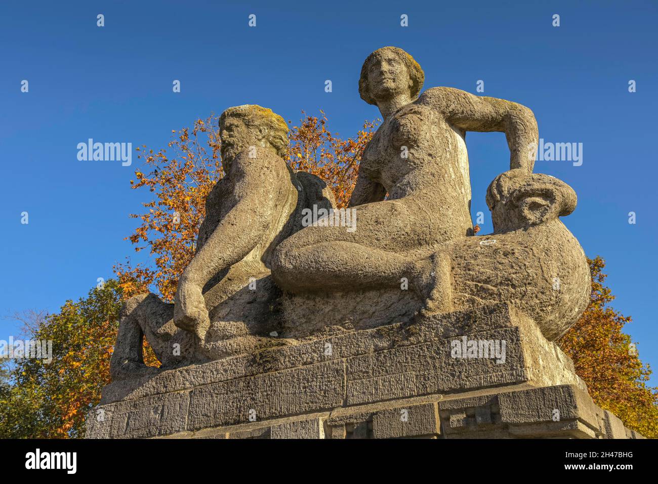 Herbst, Steinfiguren, Carl-Zuckmayer-Brücke, Rudolph-Wilde-Park, Schöneberg, Tempelhof-Schöneberg, Berlino, Germania Foto Stock