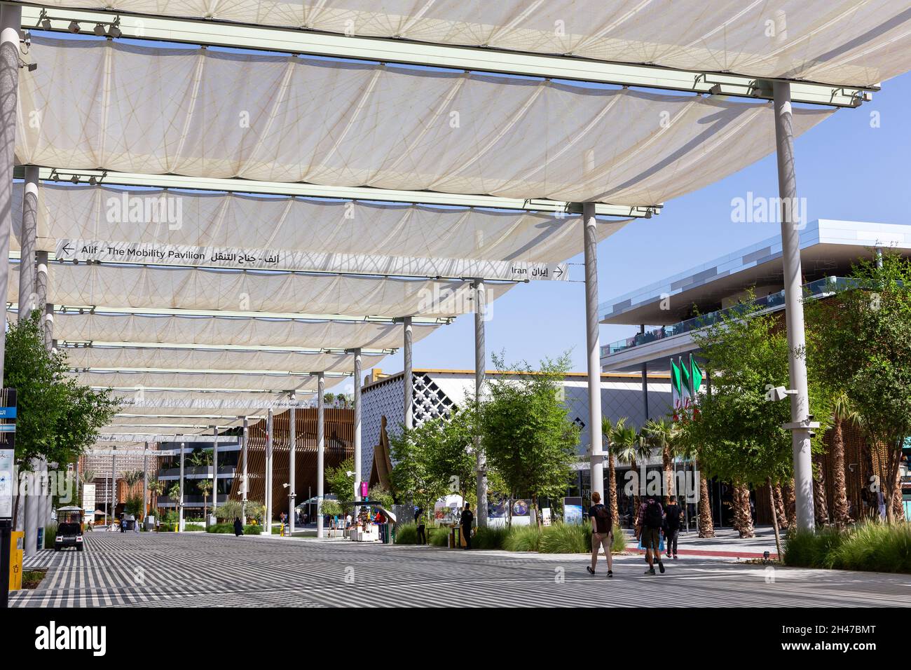 Dubai, Emirati Arabi Uniti, 17.10.2021. Expo 2020 Sky Avenue nel Mobility District, con padiglioni nazionali. Foto Stock