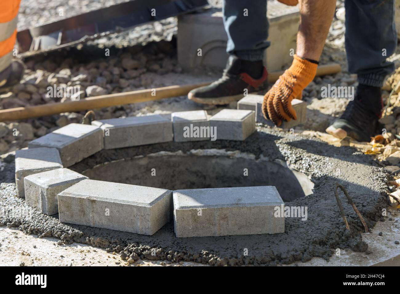 Costruzione di reti fognarie con preparazione per l'installazione di impianti di depurazione per la ricostruzione di fognature di tombini Foto Stock