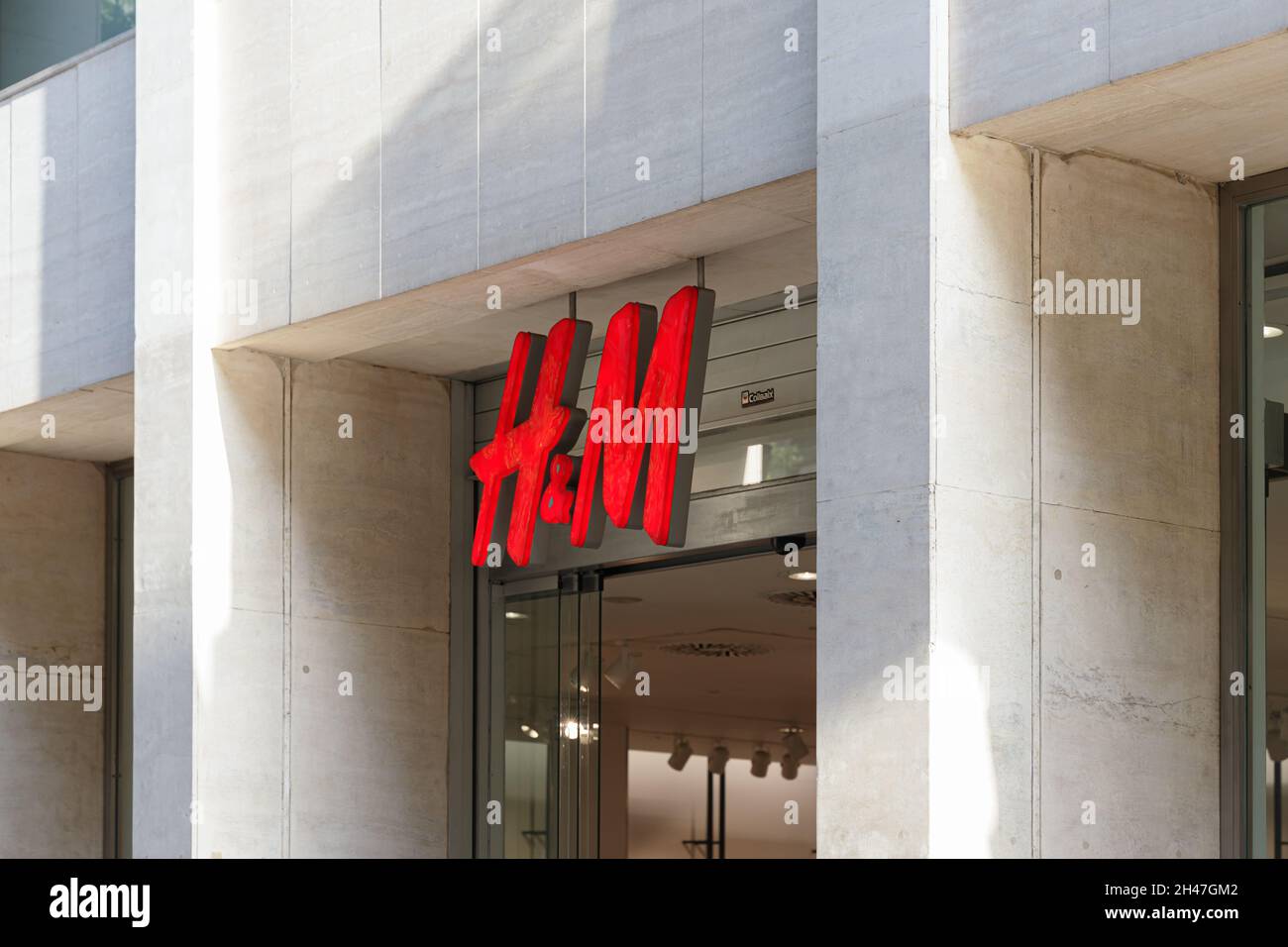 VALENCIA, SPAGNA - 26 OTTOBRE 2021: H&M è una multinazionale svedese di abbigliamento con sede a Stoccolma Foto Stock