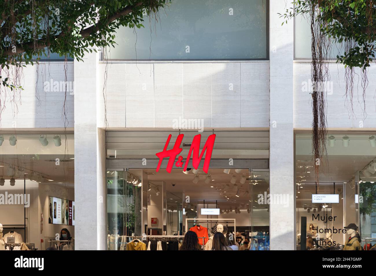 VALENCIA, SPAGNA - 26 OTTOBRE 2021: H&M è una multinazionale svedese di  abbigliamento con sede a Stoccolma Foto stock - Alamy
