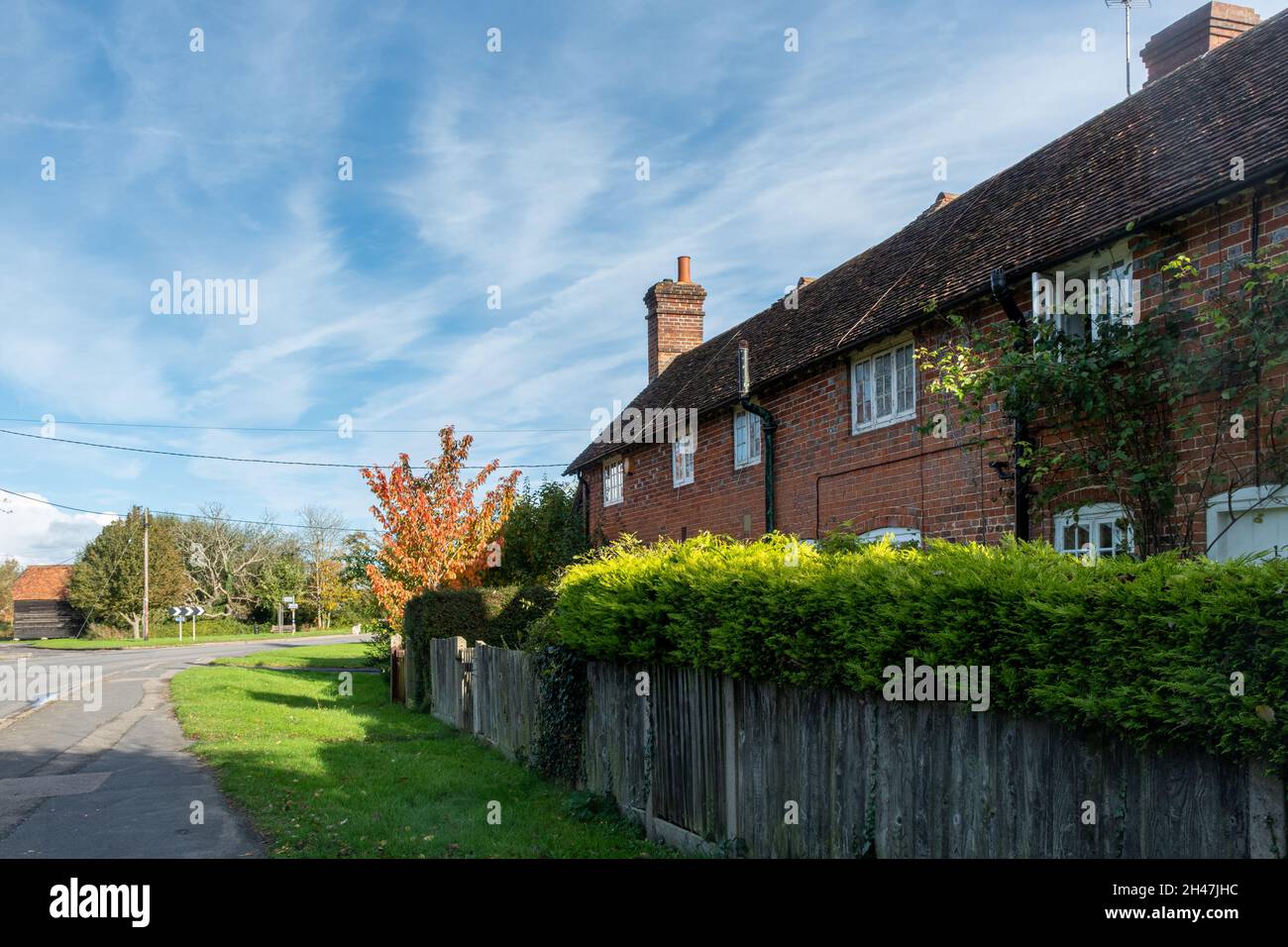 Case a schiera proprietà sulla strada nel villaggio di Bramley, Hampshire, Inghilterra, Regno Unito Foto Stock