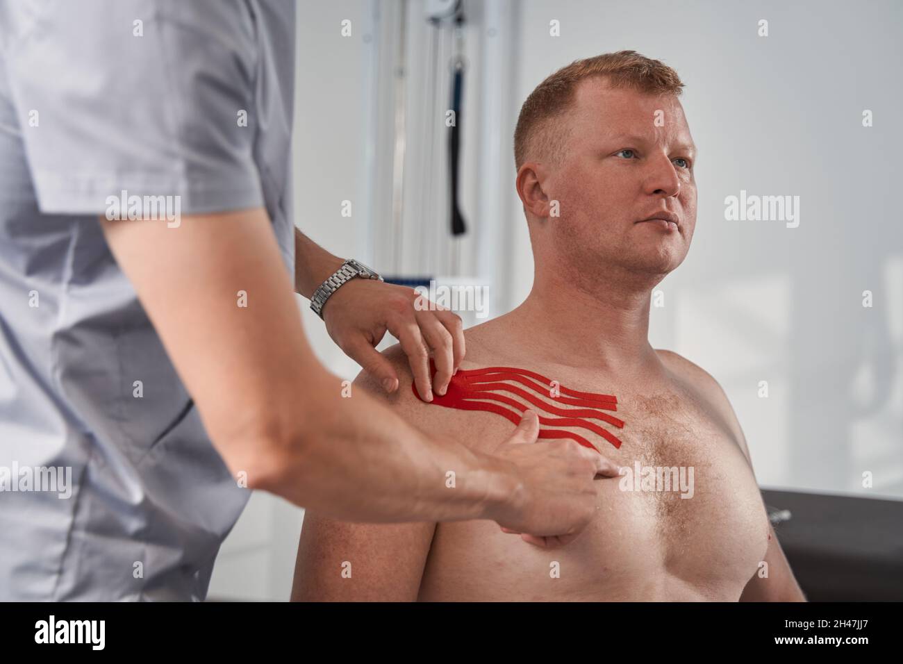 Ritratto di terapia dell'uomo caucasico con ritratto della spalla ferita Foto Stock