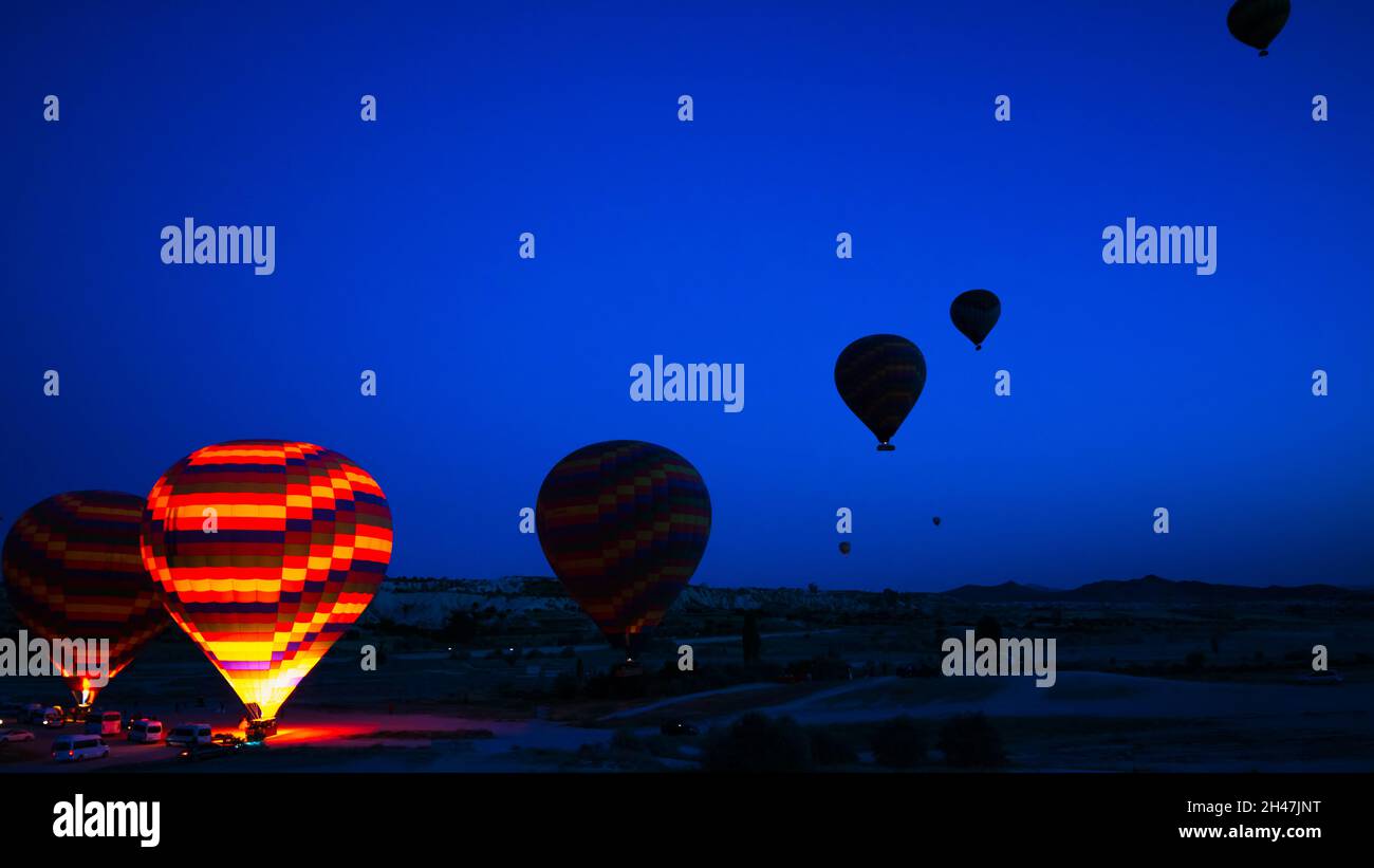 Preparazione del pallone ad aria calda per il decollo all'alba in Cappadocia. Tour in mongolfiera in Cappadocia Turchia. Turismo in Turchia. Foto Stock