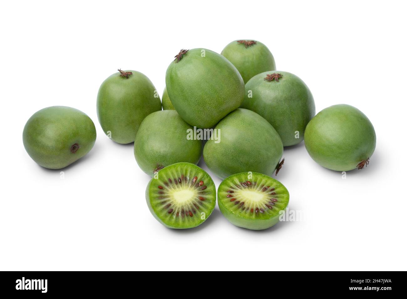 Bacche di kiwi fresche intere e dimezzate, isolate su sfondo bianco Foto Stock