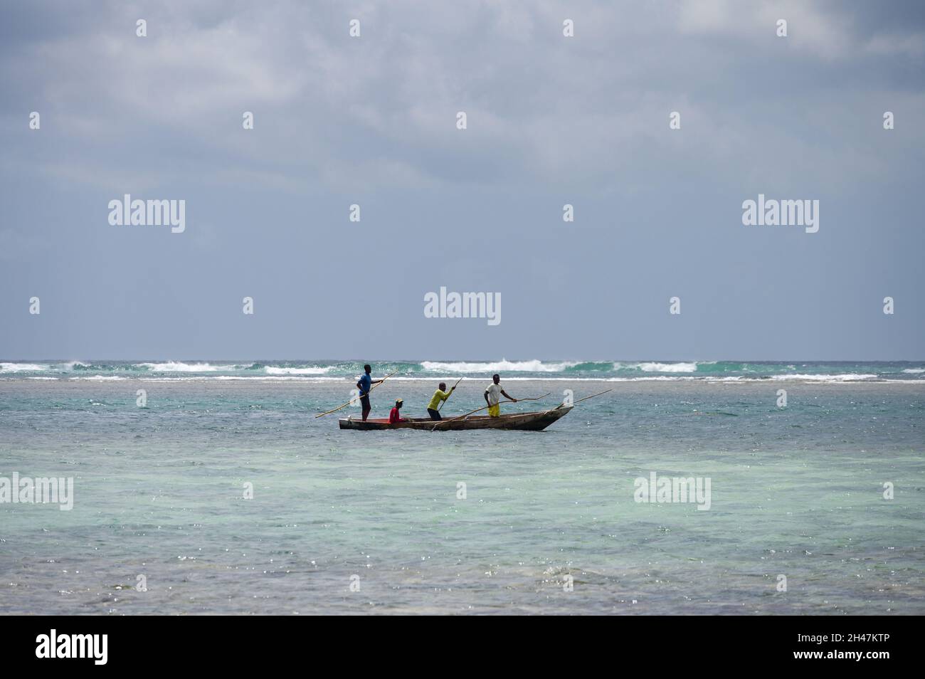Pescatore keniano locale in una barca di legno tradizionale nell'oceano indiano, isola di Chale, Kenya Foto Stock