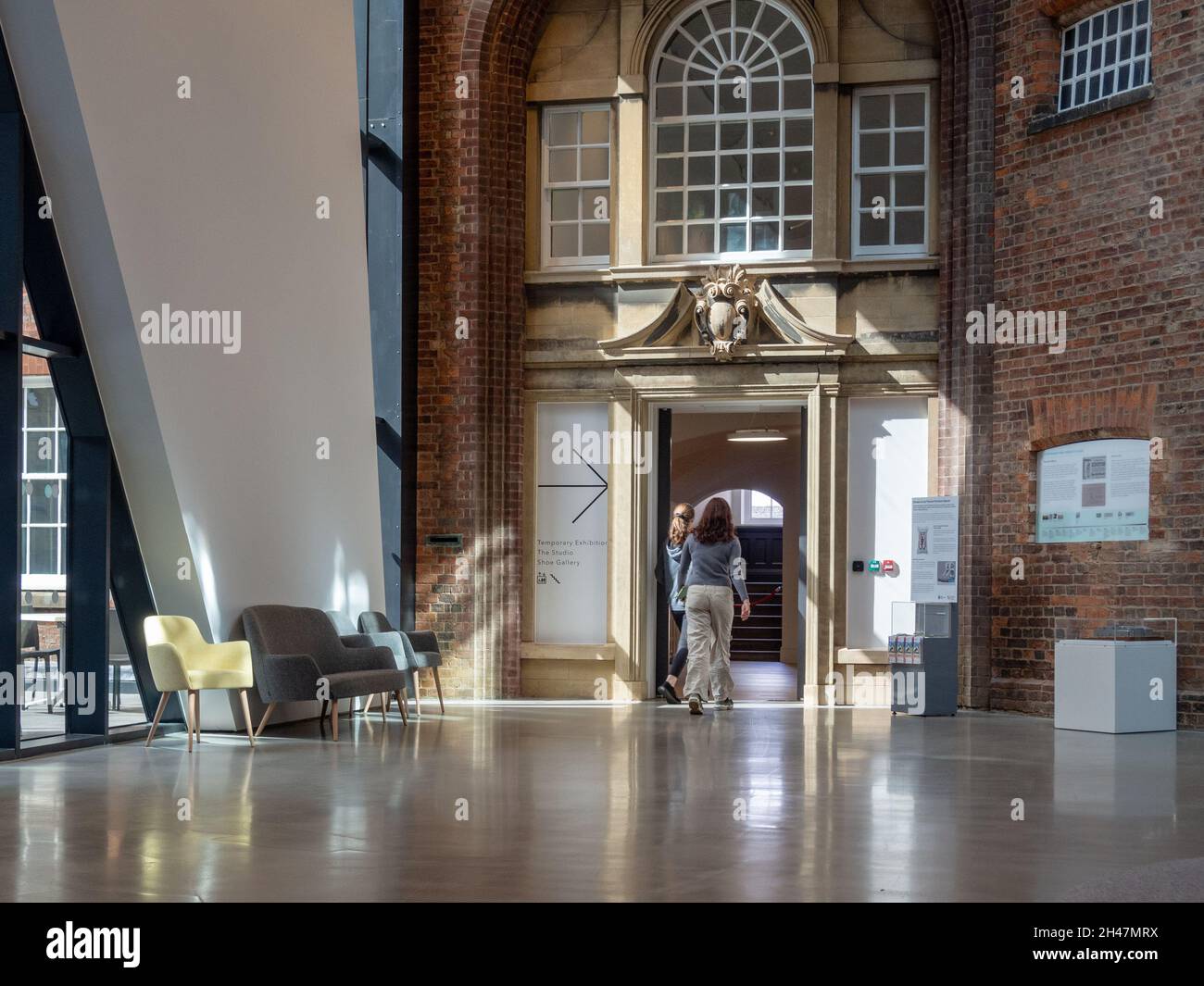 All'interno della moderna estensione del Northampton Museum and Art Gallery, Northamptonshire, Regno Unito; riaperto nel luglio 2021 dopo una ristrutturazione di 6.7 milioni di sterline. Foto Stock