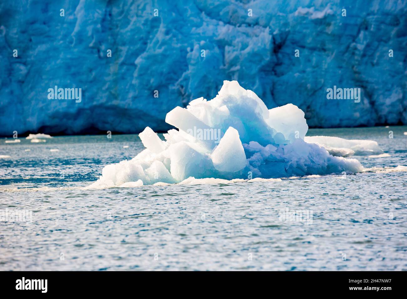Blue Ice di un ghiacciaio in Antartide. Il ghiaccio del blu Iceberg contiene un minor numero di bolle di aria rispetto a quelli che appaiono più o meno bianco. Nei giorni di pioggia il loro Foto Stock