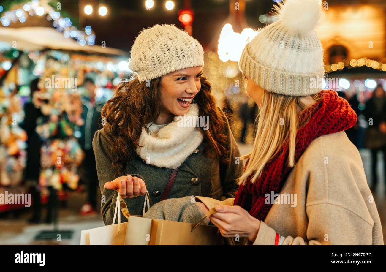 Ritratto di giovane allegra donna felice che fa shopping di Natale. Natale shopping persone concetto Foto Stock
