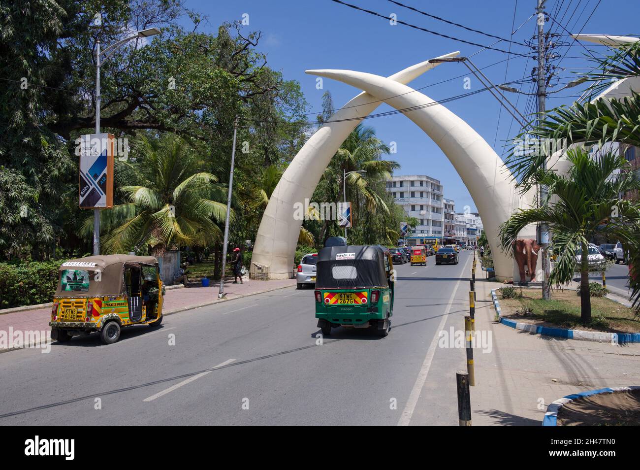 Le grandi zanne di elefanti in alluminio, Pembe Za Ndovu, formano un arco su Moi Avenue, Mombasa, Kenya Foto Stock