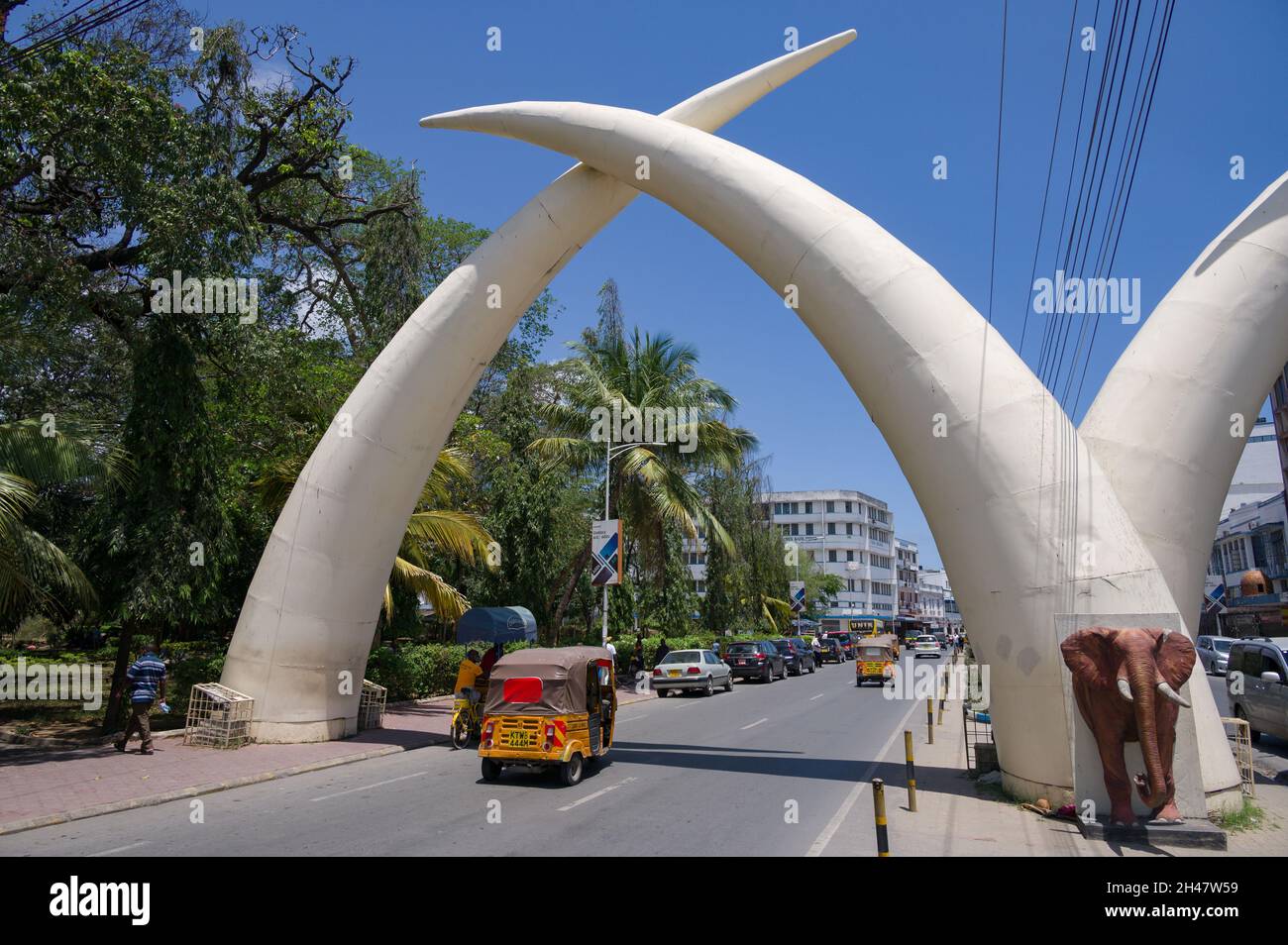 Le grandi zanne di elefanti in alluminio, Pembe Za Ndovu, formano un arco su Moi Avenue, Mombasa, Kenya Foto Stock