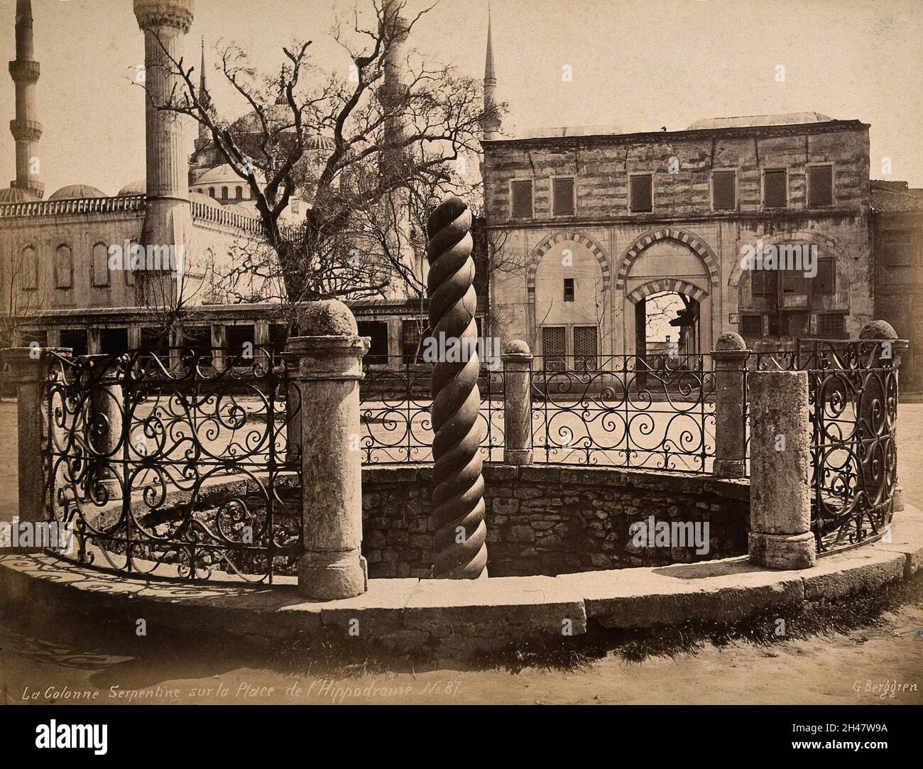 L'Ippodromo, Istanbul, Turchia: La colonna di bronzo serpentina con la Moschea Blu sullo sfondo. Fotografia di Guillaume Berggren, ca. 1880. Foto Stock