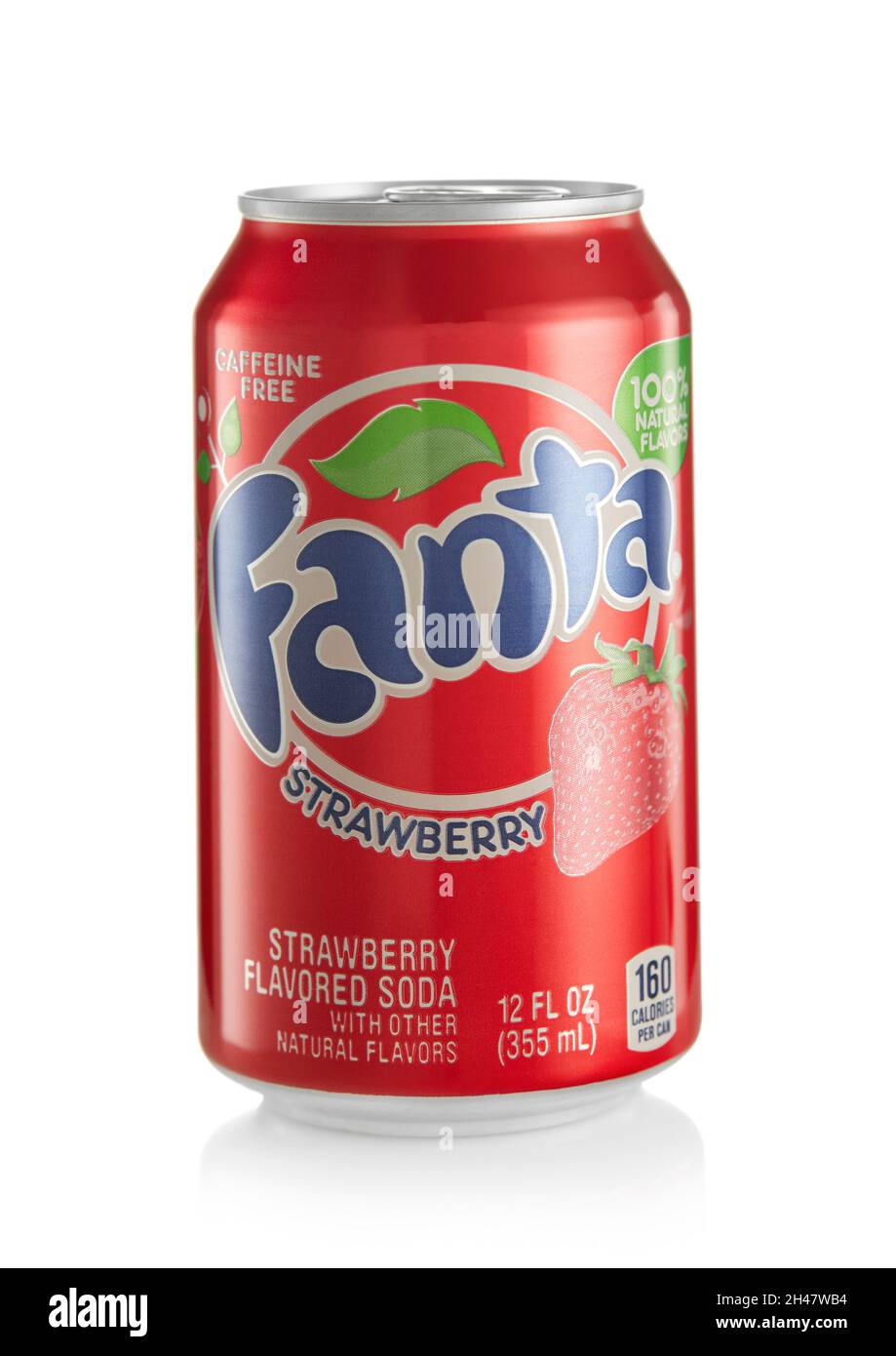 LONDRA,UK - 21 OTTOBRE 2021 : lattina di alluminio di Strawberry Flavoured soda bevanda analcolica su bianco. Foto Stock