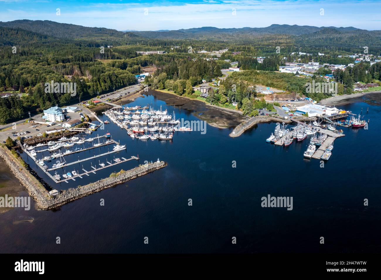 PORT HARDY, CANADA - 01 ottobre 2021: Una foto aerea di Port Hardy sull'isola di Vancouver, British Columbia, Canada Foto Stock