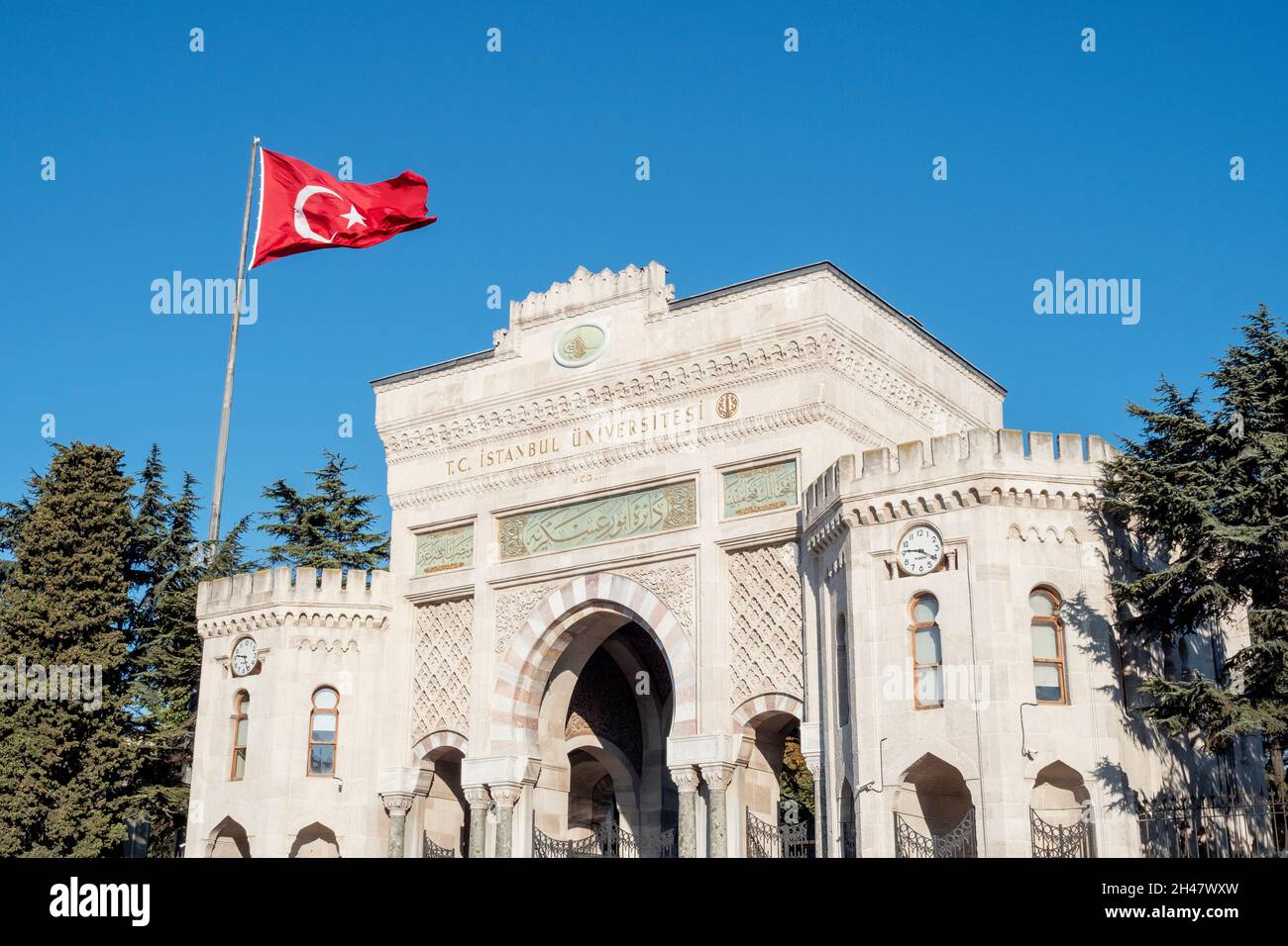 ISTANBUL - Oct 22: L'ingresso principale dell'Università di Istanbul. Esterno storico, facciata dell'Università di Istanbul o İstanbul Üniversitesi durante il sole Foto Stock