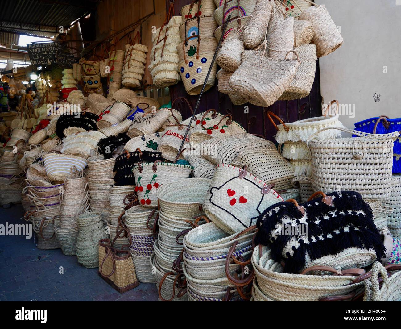 Borse di paglia artigianali in vendita nel souk di Marrakech, Marocco Foto  stock - Alamy
