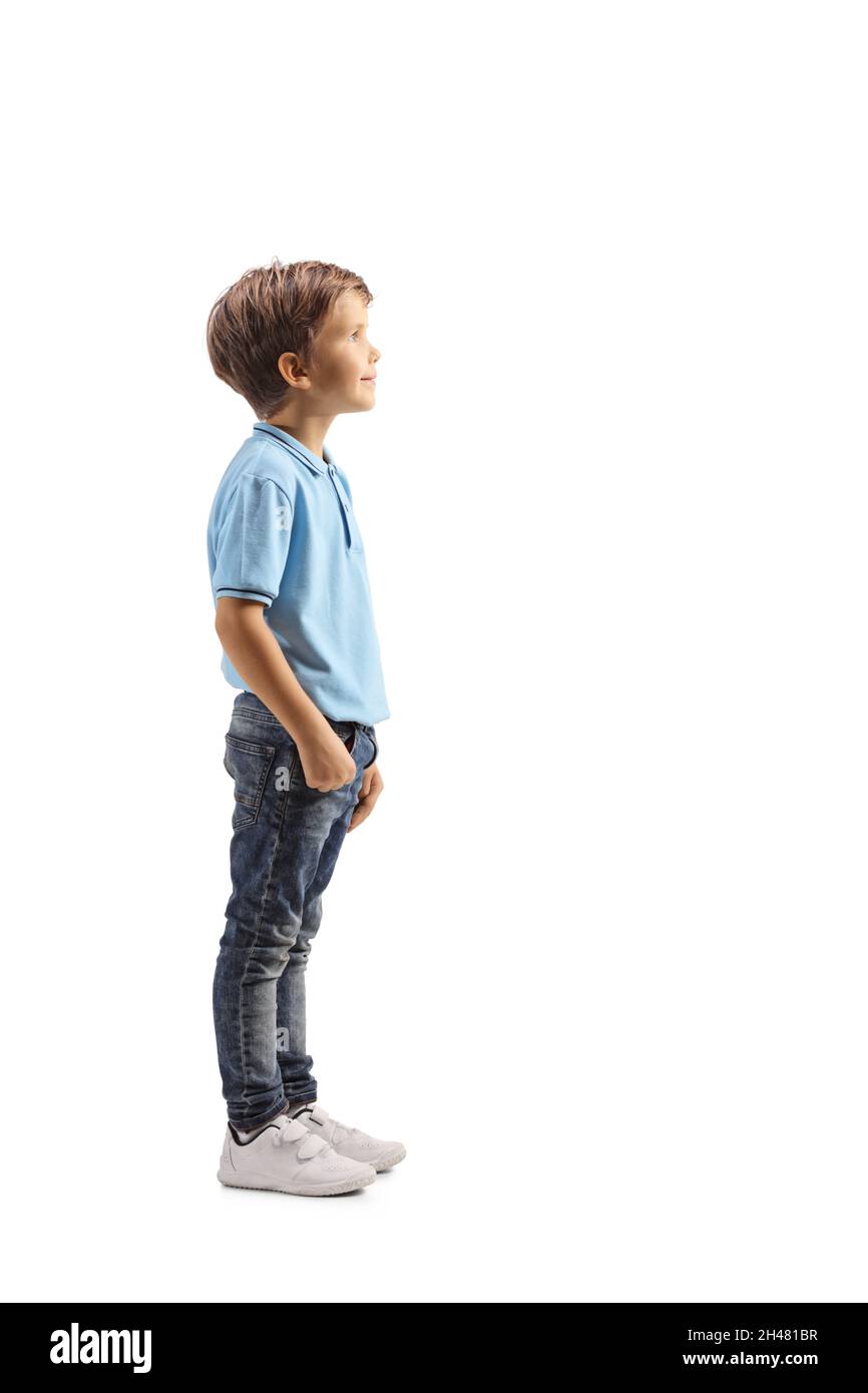Scatto a tutto profilo di un ragazzo in una t-shirt blu in piedi e guardando qualcosa isolato su sfondo bianco Foto Stock
