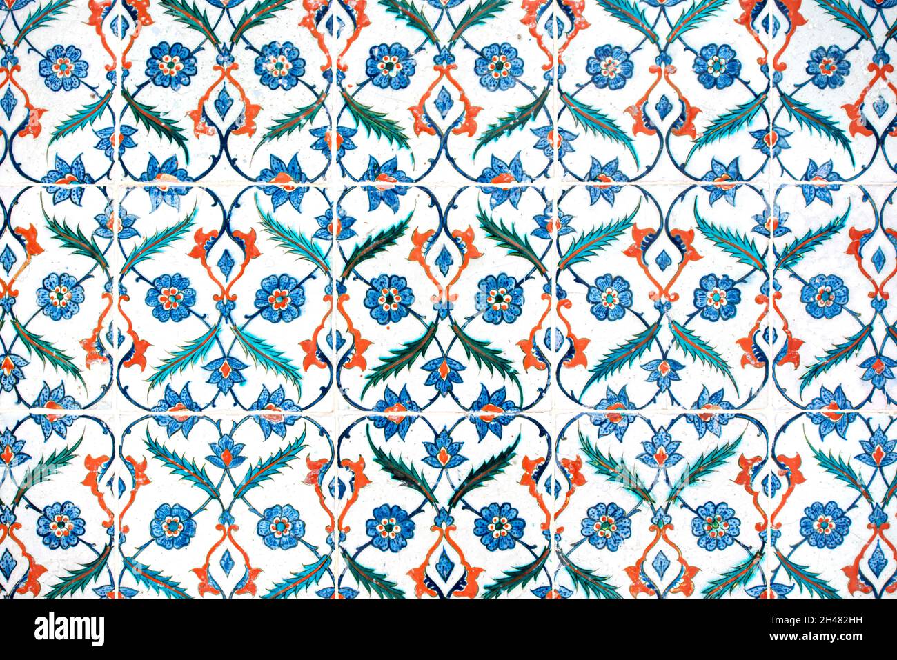 Piastrelle vintage sul muro di una vecchia moschea. Modelli islamici tradizionali come decorare. Piastrelle in ceramica araba con motivi tradizionali Foto Stock