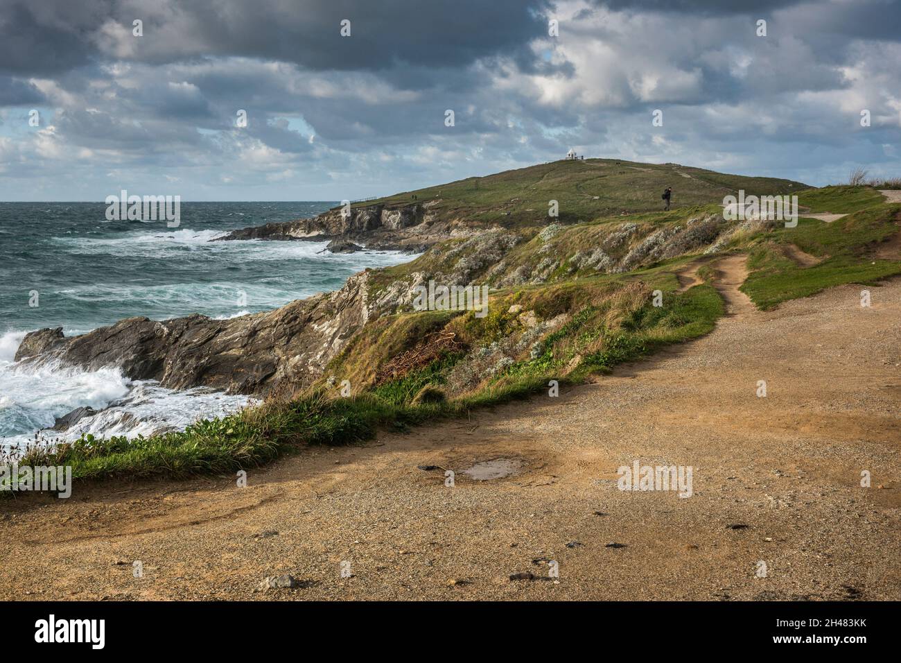 Il sentiero costiero che conduce al piccolo edificio bianco panoramico sulla cima di Towan Head a Newquay in Cornovaglia. Foto Stock