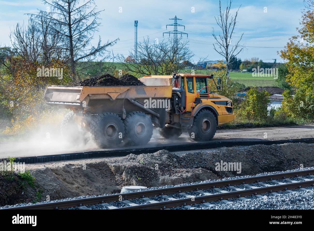 Un autocarro pesante su una strada polverosa Foto Stock