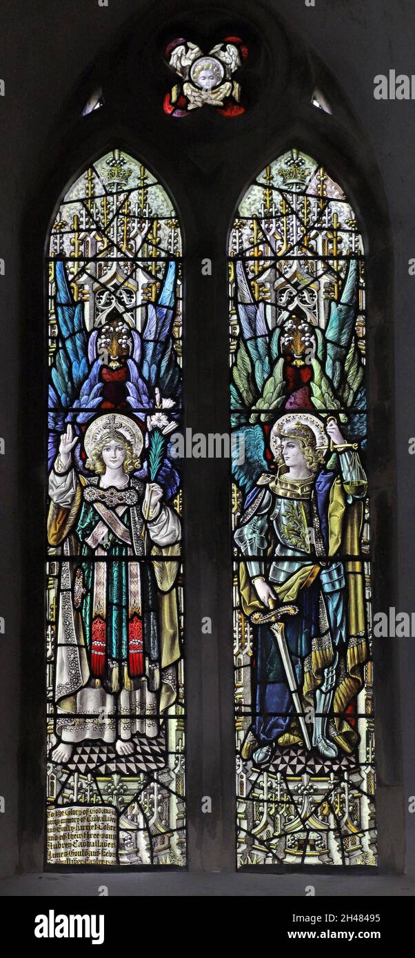 Una vetrata del 1898 di Percy Bacon & Brothers raffigurante Angels Michael e Gabriel, St Michael & All Angels Church, Fringford, Oxfordshire Foto Stock