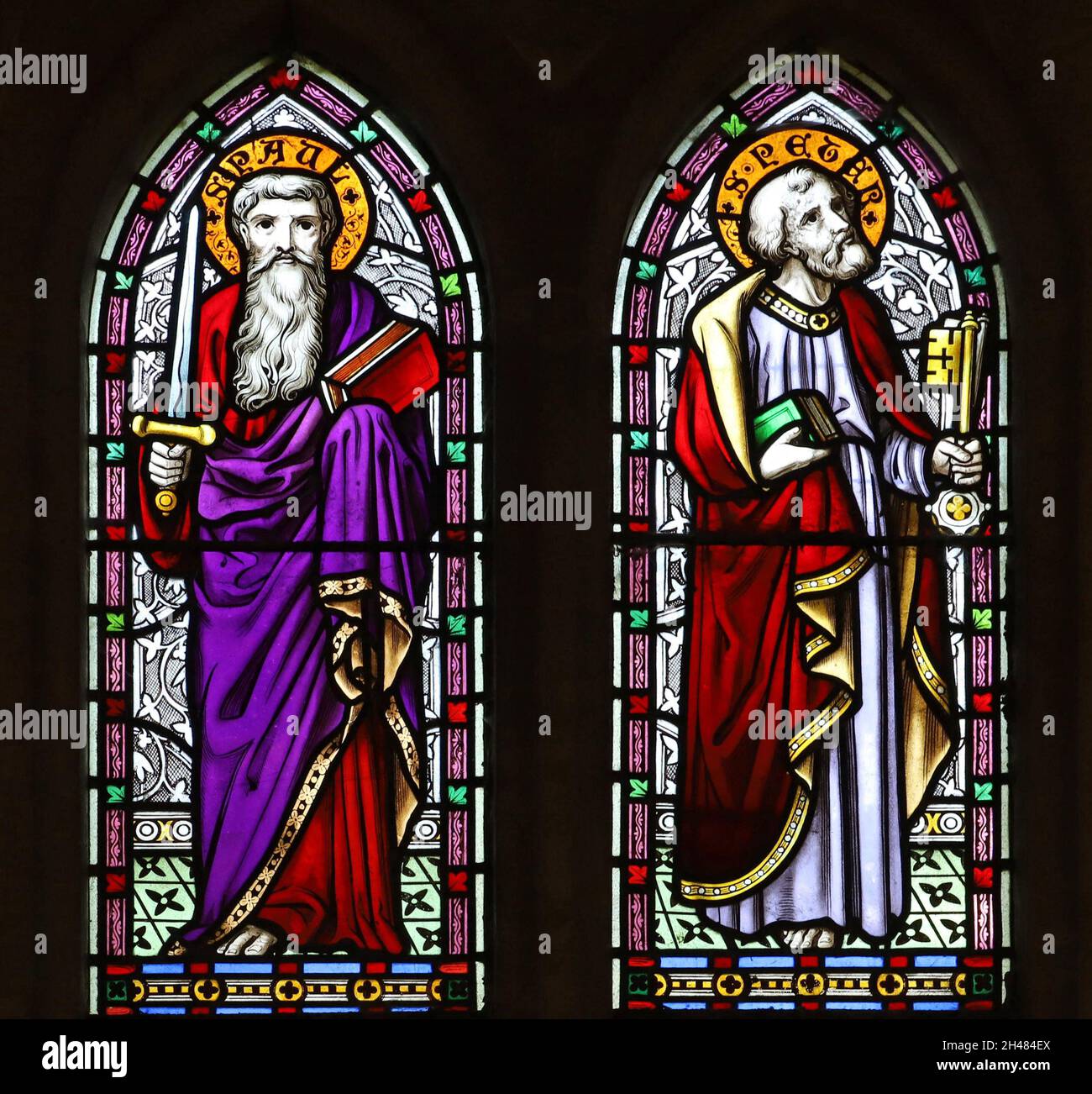Una vetrata di Michael o'Connor raffigurante i Santi Paolo e Pietro, la Chiesa di San Michele e tutti gli Angeli, Fringford, Oxfordshire Foto Stock