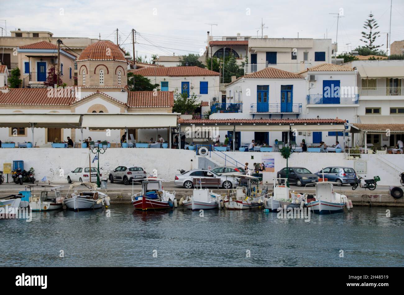 Il porto di Egina è una delle isole Saroniche della Grecia nel Golfo Saronico, a 27 chilometri (17 miglia) da Atene. Tradizione deriva il nome da Foto Stock