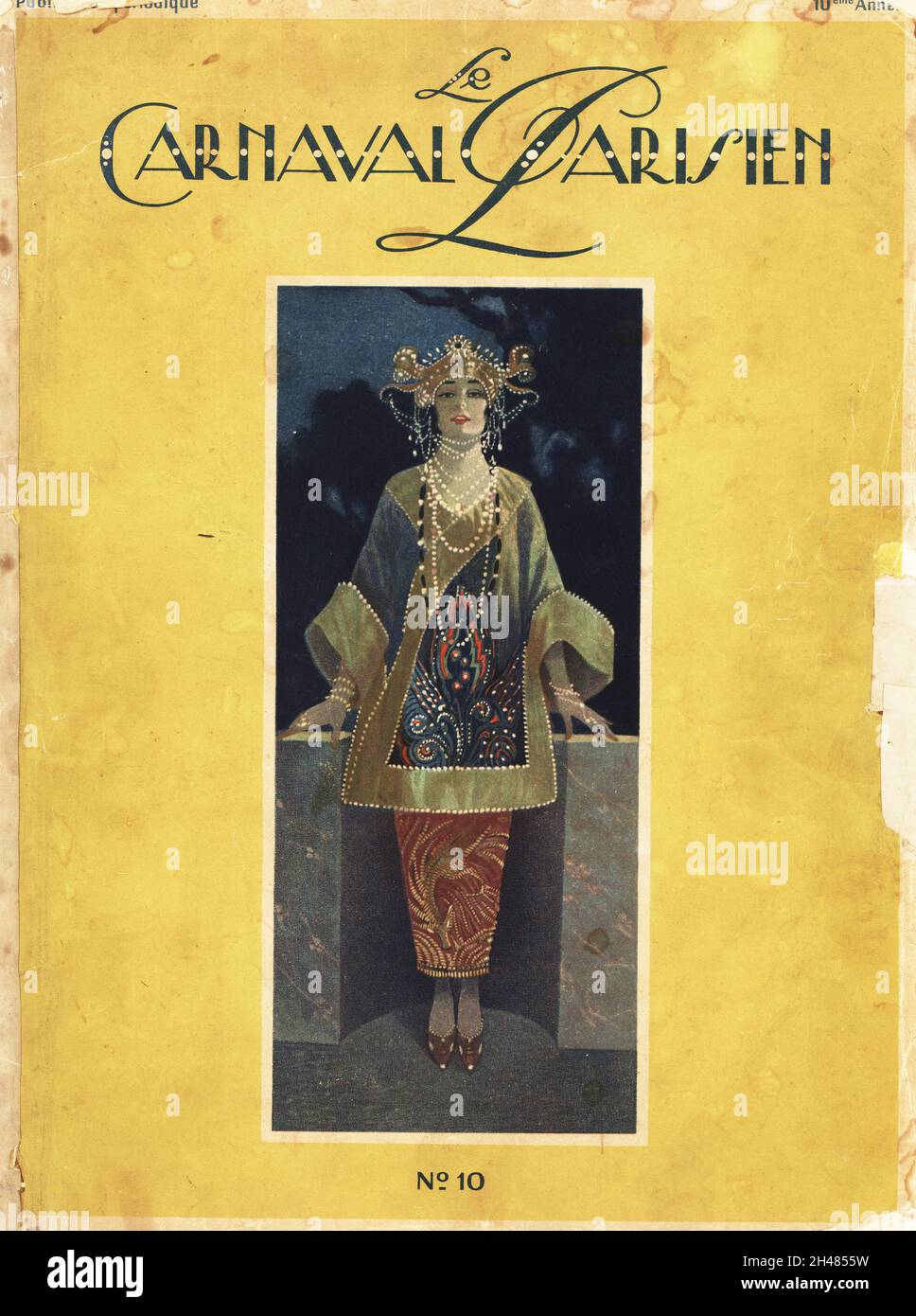 Titolo calligrafico e illustrazione di una donna in abito orientale fantasia. Indossa un elaborato headdress con molte linee di perle, un tabard sloose ricamato ricamato riccamente sopra una gonna lunga. Copertina stampata a colori di le Carnival Parisien, Volume 10, edizione speciale di Chic Parisien, pubblicata da Atelier Bachwitz, Vienna, 1920. Foto Stock