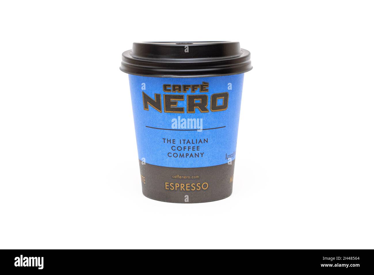 LONDRA - Oct 21: Coppa di carta con il logo caffe Nero isolato su bianco. Ottobre 21. 2021 nel Regno Unito. Nero è un'azienda britannica di coffee house con sede centrale Foto Stock