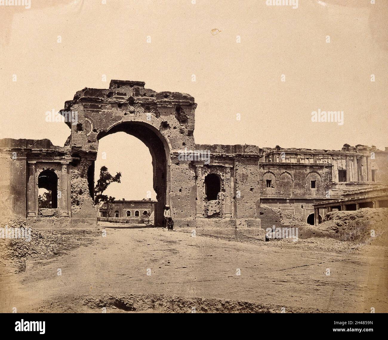 Lucknow, India: Porta della residenza Lucknow, mostrando danni causati durante il mutinismo indiano. Fotografia di Felice Beato, ca. 1858. Foto Stock