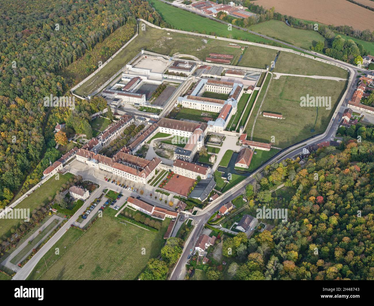 VISTA AEREA. Abbazia e prigione di Clairvaux. Ville-sous-la-Ferté, Aube, Grand Est, Francia. Foto Stock