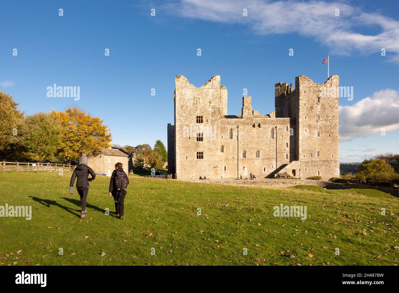 Camminatori che si avvicinano Bolton Castello, Bolton Castello, Leyburn, Wensleydale, North Yorkshire, Inghilterra, Regno Unito Foto Stock